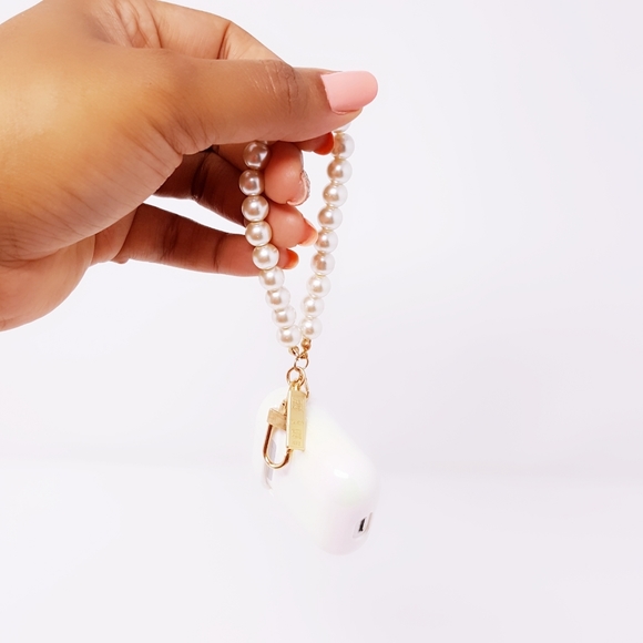 Airpods Case with Keychain - Picture 8 of 10